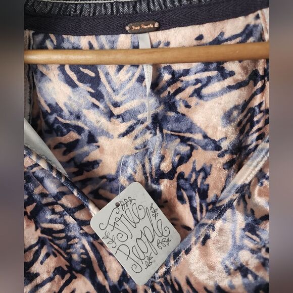 Free people go get'Em crushed velvet balloon sleeve blouse - Picture 5 of 12